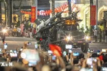 Đoàn diễu binh, diễu hành di chuyển trên đường phố trong buổi tổng hợp luyện lần thứ nhất. (Ảnh: Phạm Tuấn Anh/TTXVN)