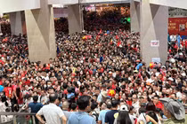 Khách đông kỷ lục, tàu Cát Linh - Hà Đông "chật cứng" người từ sân ga, đến nhà chờ