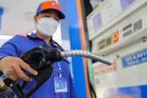 Giá xăng giảm, dầu tăng từ 15h hôm nay