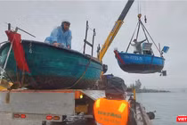 Sau công điện khẩn của Chủ tịch UBND TP Đà Nẵng về việc triển khai các biện pháp phòng chống bão số 10, các lực lượng quân đội, dân quân… đã ra quân, căng mình ứng phó bão.