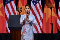 Video: Ca sĩ Mỹ Linh hát quốc ca chào mừng Tổng thống Obama thăm Việt Nam