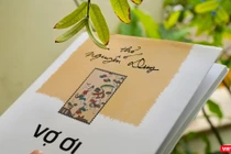 Bìa tập thơ "Vợ ơi" của nhà thơ Nguyễn Duy (Ảnh: Hòa Bình) 