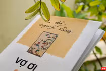 Bìa tập thơ "Vợ ơi" của nhà thơ Nguyễn Duy (Ảnh: Hòa Bình) 