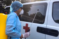 Chiếc xe 16 chỗ chở BN1440 chưa khử khuẩn mà còn chở nhiều người khác (Ảnh: BYT) 