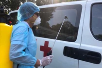 Chiếc xe 16 chỗ chở BN1440 chưa khử khuẩn mà còn chở nhiều người khác (Ảnh: BYT) 