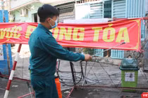 Lực lượng chức năng đang kiểm soát khu vực phong toả quận 6 (Ảnh: Hải Linh)