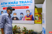 Cây "ATM khẩu trang" đầu tiên phát miễn phí cho người nghèo đặt tại quận Tân Phú, TP.HCM (Ảnh: NVCC) 