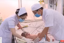 Bác sĩ điều trị cho bệnh nhân sốt xuất huyết tại BV Nhi đồng thành phố (Ảnh: HB chụp màn hình video) 