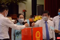 Đại biểu bỏ phiếu bầu bổ sung các chức danh (Ảnh: TTBC) 