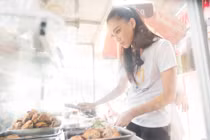 Á hậu Kim Duyên giản dị trong màu áo trắng, phụ gia đình bán cơm 