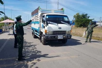 Lực lượng chức năng kiểm soát cửa khẩu An Giang sau khi có nhiều ca nhiễm COVID-19 nhập cảnh trái phép bằng cách đi xe tải qua biên giới (Ảnh: Bửu Đấu)