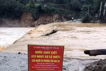 Nước sông cầu thôn 1 (Trà Ka, Bắc Trà My, Quảng Nam) đang dâng cao khi có mưa lớn (Ảnh: QNO)