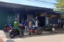 Cơ quan công an đến bảo vệ hiện trường nơi xảy ra vụ việc đau lòng (Ảnh: Trùng Dương)