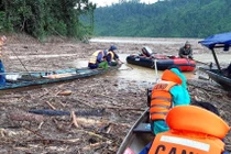 Tìm kiếm cứu nạn trên lòng sông Leng và sông Tranh vô cùng khó khăn do lượng gỗ và rác quá dày (Ảnh: XM)