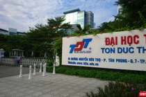 Trường đại học Tôn Đức Thắng đã quyết định cho hơn 20.000 sinh viên tạm dừng học tập trung kể từ ngày 2/12 đến hết ngày 6/12 vì ca mắc COVID-19 mới.