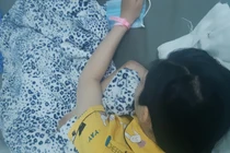 Nữ sinh tên N.T.N.Y., lớp 10, Trường THPT Vĩnh Xương (An Giang) đang được điều trị tại Bệnh viện Nhi Đồng 2 (TPHCM) sau vụ uống thuốc tự tử, để lại thư tuyệt mệnh cho rằng bị thầy cô đối xử chưa đúng ở trường (Ảnh: PL) 