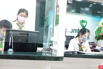 Chuyển đổi số ngành ngân hàng là việc cần ưu tiên hàng đầu trong bối cảnh cạnh tranh, nhất là ảnh hưởng của đại dịch COVID-19 đến nền kinh tế toàn cầu. Ảnh minh họa: Hòa Bình.