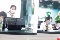 Chuyển đổi số ngành ngân hàng là việc cần ưu tiên hàng đầu trong bối cảnh cạnh tranh, nhất là ảnh hưởng của đại dịch COVID-19 đến nền kinh tế toàn cầu. Ảnh minh họa: Hòa Bình.
