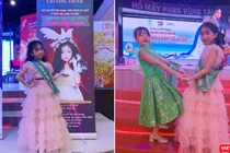 Siêu mẫu nhí Nguyễn Thảo Nguyên (mang vương miện) được vinh danh với vai trò Thiên thần xanh vì môi trường. (Ảnh: Như Huỳnh) 