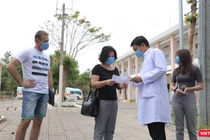 BV Dã chiến Củ Chi trao giấy ra viện cho bệnh nhân xuất viện - Ảnh- Đình Nguyên