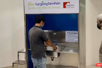 Kỹ sư cơ khí Nguyễn Vũ Minh (người bên phải ảnh) đã thiết kế ra “ATM gạo” Hạt giống tâm hồn (Ảnh: FNS) 