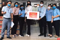 Hoa hậu Khánh Vân đội mưa tận tay gửi tặng 2 tấn gạo và 200 thùng mì cho người dân khó khăn (Ảnh: NVCC)