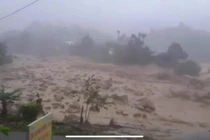 Cảnh sạt lở, lũ quét nghiêm trọng tại xã Phước Thành, san bằng khu đất và cuốn trôi toàn bộ 13 căn nhà cùng tài sản (Ảnh: QNO)