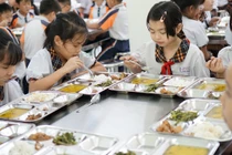 Bữa ăn trưa ngày 3/11 của học sinh Trường Tiểu học Trần Thị Bưởi (Ảnh: Minh Nhật) 