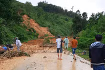 Lực lượng tại chỗ tìm kiếm 1 nạn nhân còn mất tích (Ảnh: Nguyên Hà) 