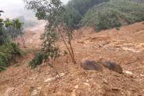 Vụ sạt lở kinh hoàng mờ sáng hôm nay ở Sơn Long xé toạc cả một khu vực rộng khoảng 1ha - Ảnh: T.V