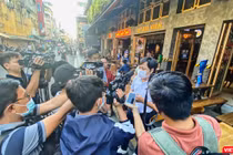 Tuyên truyền tới người dân về chủ trương đóng cửa quán bar, karraoke, rạp chiếu phim... tại quận 1, TP.HCM (Ảnh: HA)