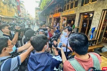 Tuyên truyền tới người dân về chủ trương đóng cửa quán bar, karraoke, rạp chiếu phim... tại quận 1, TP.HCM (Ảnh: HA)