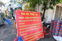 Phong toả hai con hẻm ở Lò Gốm (Ảnh: Nguyễn Yên)
