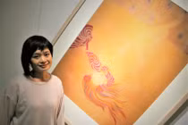 Họa sĩ Nguyễn Thu Hương bên tranh lụa (Ảnh: Nguyễn Quang Vinh)