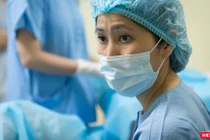 PGS.TS Vương Thị Ngọc Lan thực hiện thủ thuật thụ tinh trong ống nghiệm (Ảnh: NVCC) 