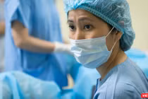 PGS.TS Vương Thị Ngọc Lan thực hiện thủ thuật thụ tinh trong ống nghiệm (Ảnh: NVCC) 