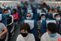 Hành khách phải tuân thủ quy định đeo khẩu trang nơi công cộng và trên máy bay (Ảnh: Hòa Bình) 