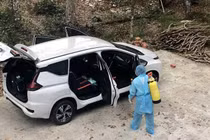 Chiếc xe chở BN1440 được lực lượng chức năng khử khuẩn (Ảnh: CSHS) 