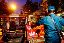 Lực lượng chức năng phong tỏa đường số 10 (Ảnh: NTĐ) 