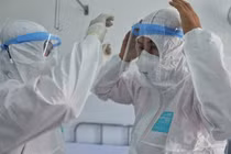 Cán bộ y tế, cơ sở y tế chuẩn bị sẵn sàng chống dịch (Ảnh: Bộ Y tế) 