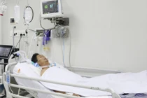 BS Lê Quốc Hùng, Trưởng khoa Bệnh nhiệt đới, BV Chợ Rẫy cho biết, nam bệnh nhân đến từ Vũng Tàu vẫn đang thở máy, sinh hiệu ổn, sức cơ vẫn còn yếu, sụp mi mắt hoàn toàn (Ảnh: BVCR)