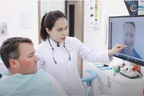 Bác sĩ Trần Kim Quỳnh Tiên đang khám răng cho bệnh nhân (Ảnh: HB) 