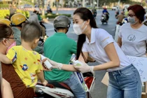 Cử chỉ đẹp của Hoa hậu Khánh Vân gửi tặng 200 chai nước rửa tay sát khuẩn cho người dân