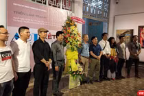 Triển lãm “Kết nối” của 11 họa sĩ đương đại khởi nguồn từ những trao đổi trên mạng xã hội facebook (Ảnh: Hòa Bình) 