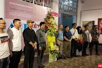 Triển lãm “Kết nối” của 11 họa sĩ đương đại khởi nguồn từ những trao đổi trên mạng xã hội facebook (Ảnh: Hòa Bình) 