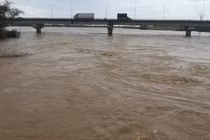 Nước sông Trà Câu đã vượt mức báo động 3 (Ảnh: Báo Quảng Ngãi)