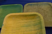 Khay đựng thức ăn sinh thái được làm từ nguyên liệu lá chuối ép (Ảnh: Vilabe)