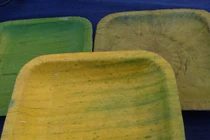 Khay đựng thức ăn sinh thái được làm từ nguyên liệu lá chuối ép (Ảnh: Vilabe)