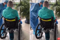 Bệnh nhân 91 đã có thể ra ngoài đi dạo, phơi nắng trên xe lăn (Ảnh: BVCR) 