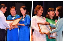 Lãnh đạo TP.HCM tặng bằng khen tuyên dương tập thể và cá nhân điển hình tiên tiến (Ảnh: Việt Dũng) 